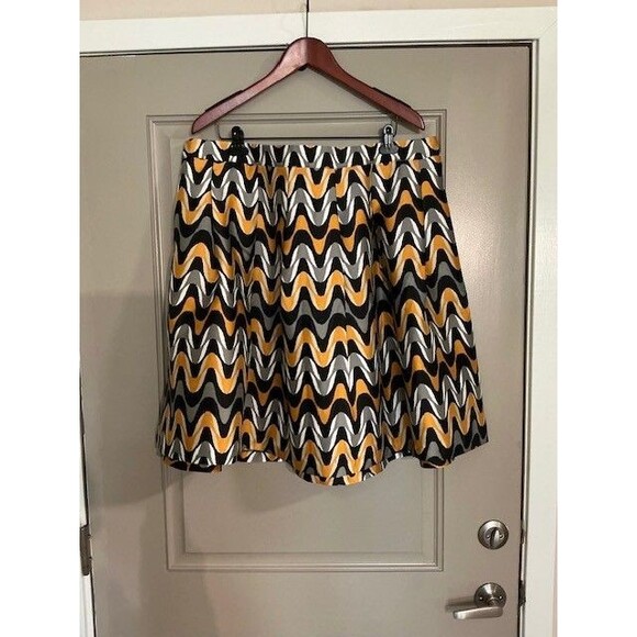 Lane Bryant Dresses & Skirts - Lane Bryant Circle Skirt Box Pleated Black Yellow Below Knee Sz 22 NWT ***